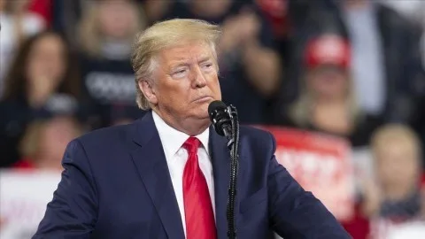 ترامب يهدد بتنفيذ ضربات على إيران مجددًا إذا استمرت في تخصيب اليورانيوم ويصف خامنئي بأنه “هُزم بشكل ذريع”. ترامب يهدد بتنفيذ ضربات على إيران مجددًا إذا استمرت في تخصيب اليورانيوم ويصف خامنئي بأنه “هُزم بشكل ذريع”.