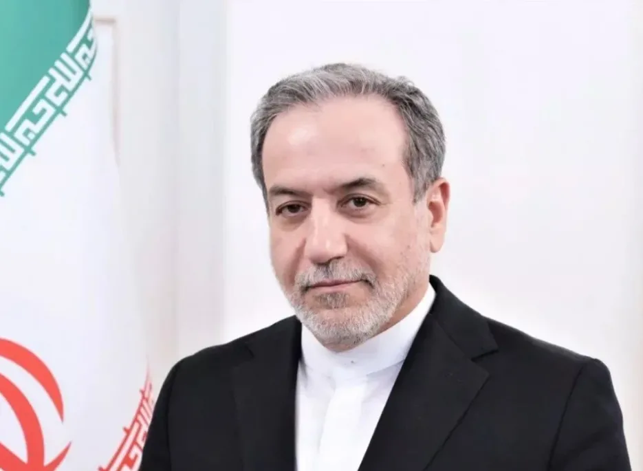 وزير الخارجية الإيراني يعبر عن استيائه من المطالب بتفتيش المواقع النووية التي تم استهدافها مؤخراً
