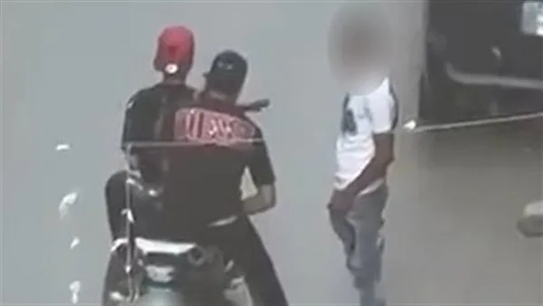 بعد انتشار فيديو: القبض على شابين يروجان المخدرات في شوارع دار السلام بعد انتشار فيديو: القبض على شابين يروجان المخدرات في شوارع دار السلام