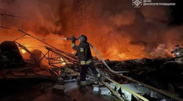 خمسة أشخاص لقوا حتفهم جراء غارة روسية على مدينة دنيبروبيتروفسك الأوكرانية.