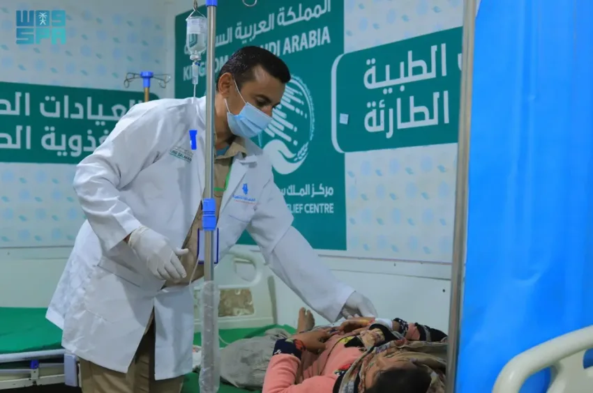 العيادات الطبية للتغذية في مركز الملك سلمان للإغاثة في مديرية الخوخة تقدم خدماتها لـ 15,364 شخصاً.