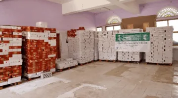 مركز الملك سلمان يوزّع 3,000 صندوق من التمر في مديرية القاهرة بتعز