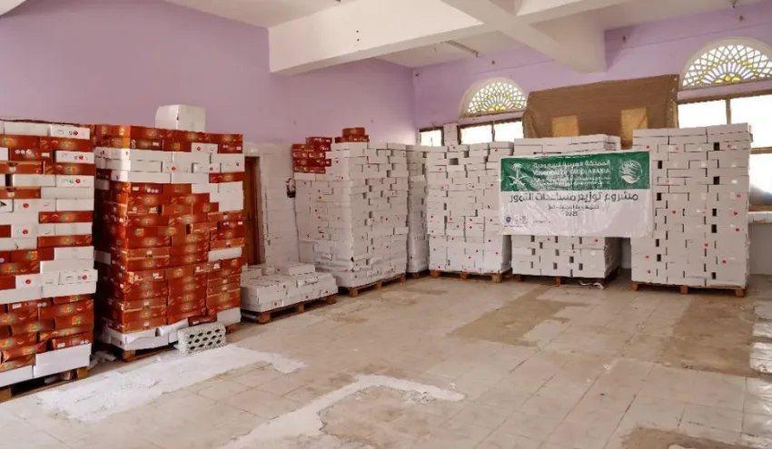 مركز الملك سلمان يوزّع 3,000 صندوق من التمر في مديرية القاهرة بتعز