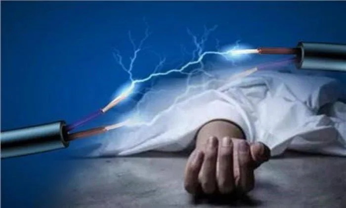 وفاة شاب إثر صعق كهربائي أثناء تركيب “فراشة” على عمود إنارة في الفيوم وفاة شاب إثر صعق كهربائي أثناء تركيب “فراشة” على عمود إنارة في الفيوم