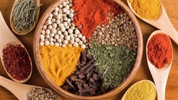 توابل طبيعية تعزز الصحة وتساهم في التخلص من السموم والالتهابات وتقي من الأمراض المزمنة.