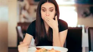 تجنب هذه العادات اليومية لتفادي الانتفاخ والتقلصات