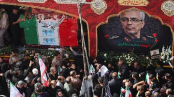 إيران تودع جثامين قادة عسكريين وعلماء نوويين اغتالتهم إسرائيل.