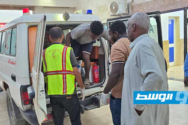 نقل مصاب في انفجار لغم أرضي بالكفرة إلى مستشفى عطية الكاسح، 27 يونيو 2025. (جهاز الإسعاف)