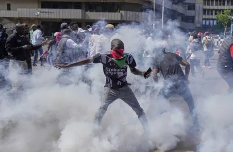 19 قتيلاً و15 مفقوداً خلال الاحتجاجات التي شهدتها كينيا هذا الأسبوع 19 قتيلاً و15 مفقوداً خلال الاحتجاجات التي شهدتها كينيا هذا الأسبوع