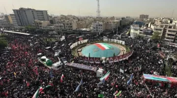 شاهد: مراسم تشييع حاشدة في إيران لقادة الجيش والعلماء الذين سقطوا في الغارات الإسرائيلية.