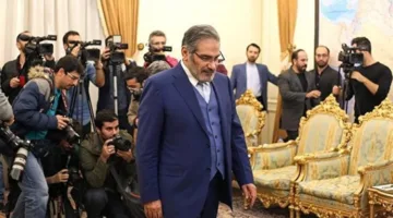 رغم الإصابة، شمخاني يشارك في وداع ضحايا القصف الإسرائيلي في طهران (صورة)