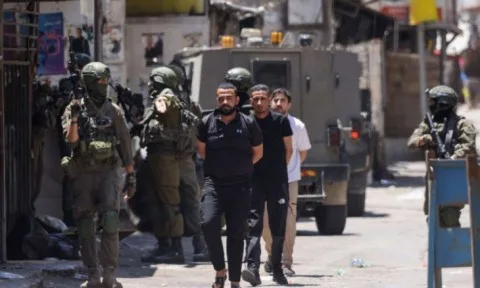بينهم مراسل إعلامي.. اعتقال 27 فلسطينياً على يد الجيش الإسرائيلي في الضفة الغربية بينهم مراسل إعلامي.. اعتقال 27 فلسطينياً على يد الجيش الإسرائيلي في الضفة الغربية
