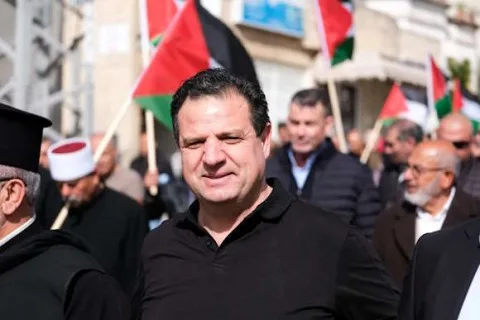 إعادة صياغة العنوان: “تحت عنوان ‘غزة انتصرت وستواصل الانتصار’.. نواب من حزب نتنياهو يستخدمون عبارات الإعدام شنقًا خلال جلسة لعزل النائب أيمن عودة: ‘لن أتنازل عن مواقفي وإسرائيل ترتكب جرائم ضد الإنسانية ومذابح.'” إعادة صياغة العنوان: “تحت عنوان ‘غزة انتصرت وستواصل الانتصار’.. نواب من حزب نتنياهو يستخدمون عبارات الإعدام شنقًا خلال جلسة لعزل النائب أيمن عودة: ‘لن أتنازل عن مواقفي وإسرائيل ترتكب جرائم ضد الإنسانية ومذابح.'”