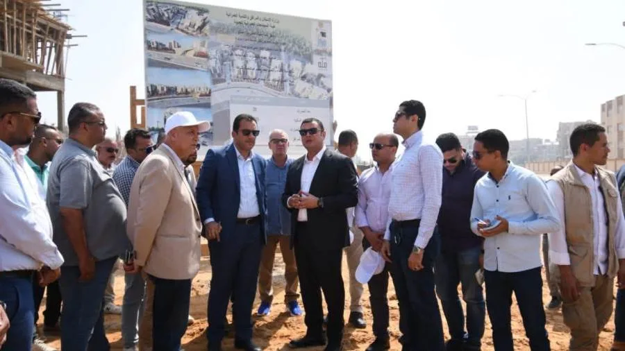 وزير الإسكان يقوم بجولة تفقدية في مدينة العاشر من رمضان لتفقد الطرق والمحاور ومشروع ديارنا السكني.