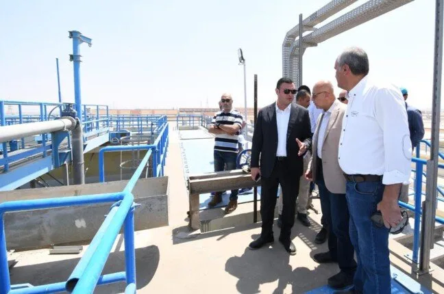 الشربيني يزور مشروع الإسكان المستدام وتحديث نظام الصرف الصناعي في المنطقة الصناعية A1 بالعاشر