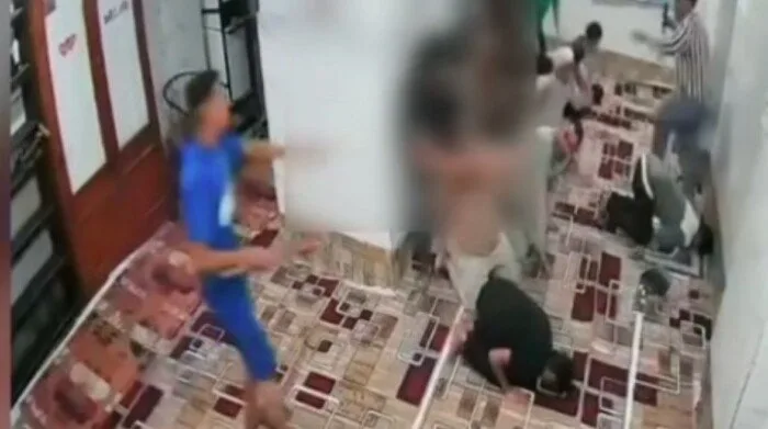 في مكان العبادة: إحالة 3 متهمين بالاعتداء على شاب في السلام إلى المحكمة في مكان العبادة: إحالة 3 متهمين بالاعتداء على شاب في السلام إلى المحكمة
