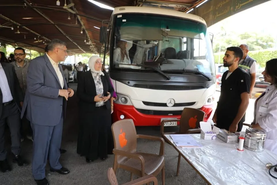 محافظ الجيزة يشارك في حملة التبرع بالدم ويحث المواطنين على المشاركة