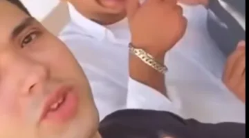 لحظة إزالة سماعة غش من أذن طالب باستخدام “ملقاط”.. وزملاؤه: مرت بسلام