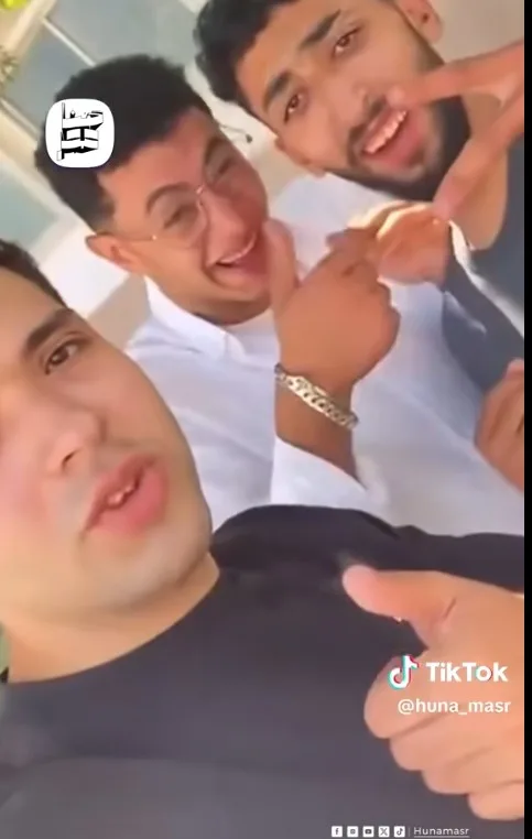 لحظة إزالة سماعة غش من أذن طالب باستخدام “ملقاط”.. وزملاؤه: مرت بسلام