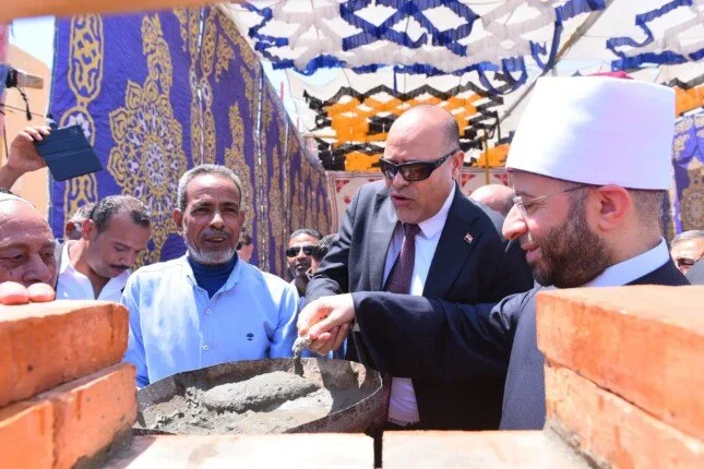 بمساهمة من رجل أعمال، وزيري الأوقاف والعمل يشرعان في إقامة مسجد في رأس غارب. بمساهمة من رجل أعمال، وزيري الأوقاف والعمل يشرعان في إقامة مسجد في رأس غارب.