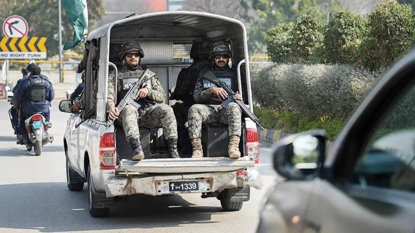 مقتل 13 عسكريًا في هجوم انتحاري بشمال غرب باكستان مقتل 13 عسكريًا في هجوم انتحاري بشمال غرب باكستان