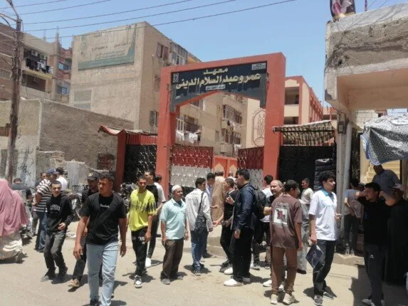 جدل بين طلاب القسم العلمي بالثانوية الأزهرية في الشرقية حول كلمة “موقوتة” في سؤال ترجمة اللغة الإنجليزية جدل بين طلاب القسم العلمي بالثانوية الأزهرية في الشرقية حول كلمة “موقوتة” في سؤال ترجمة اللغة الإنجليزية
