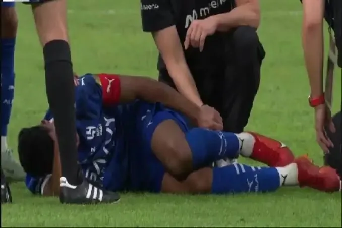 سالم الدوسري يتعرض لإصابة تنهي مشواره في كأس العالم للأندية 2025.. صدمة قوية للهلال سالم الدوسري يتعرض لإصابة تنهي مشواره في كأس العالم للأندية 2025.. صدمة قوية للهلال