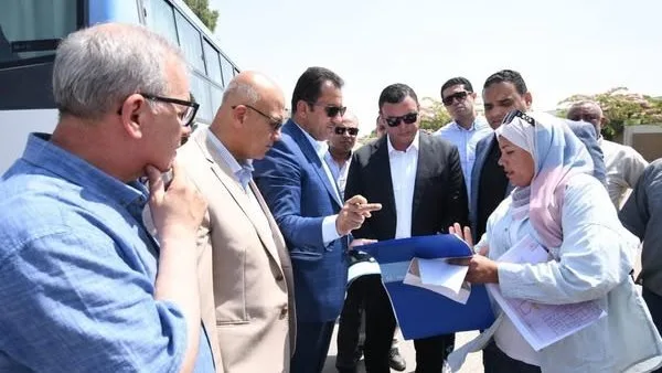 وزير الإسكان يزور مشروع الإسكان المستدام وتحديث شبكة الصرف الصناعي وزير الإسكان يزور مشروع الإسكان المستدام وتحديث شبكة الصرف الصناعي