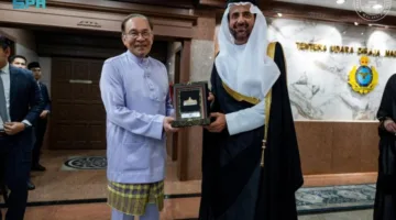 وزير الحج والعمرة يتلقى وسام شخصية العام الهجري من ماليزيا على الصعيد الدولي