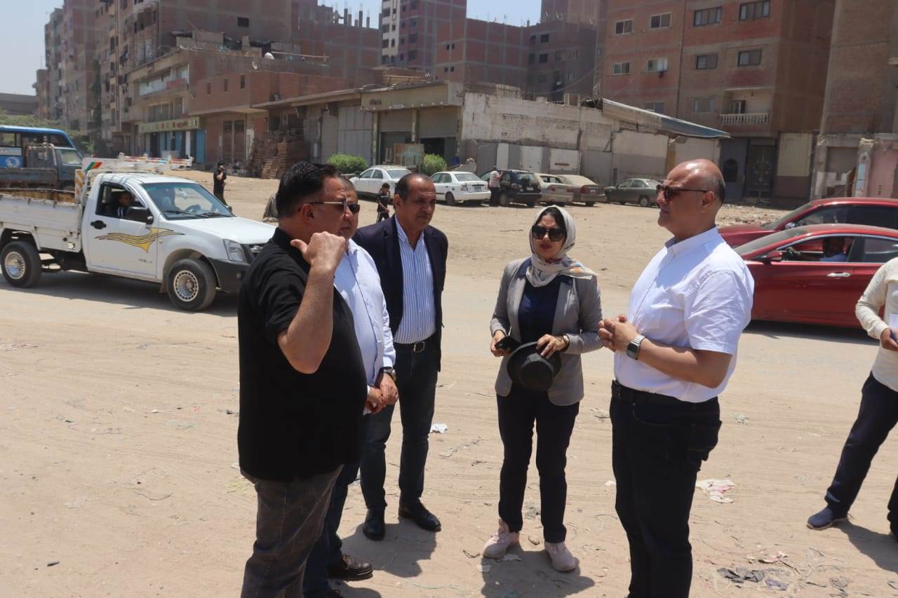 المحافظ والنائبة خلال الجولة