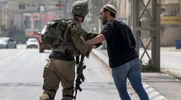 مستوطنون يهاجمون قادة جيش الاحتلال الإسرائيلي ويحاولون دهس الجنود