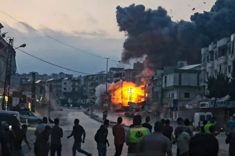 خرق جديد لوقف إطلاق النار: استشهاد شخصين وإصابة جراء قصف إسرائيلي على دراجة نارية في منطقة صور بجنوب لبنان خرق جديد لوقف إطلاق النار: استشهاد شخصين وإصابة جراء قصف إسرائيلي على دراجة نارية في منطقة صور بجنوب لبنان