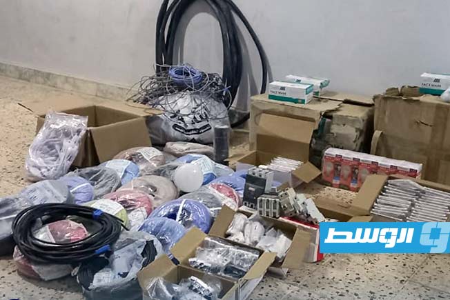 مواد كهربائية جرى ضبطها بحوزة متهم في درنة، السبت 28 يونيو 2025 (مديرية أمن درنة)