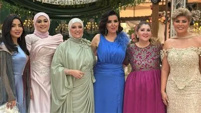 بالمزمار والطبل.. مفيدة شيحة تحتفل بزفاف ابنتها منة الشاطر | صور