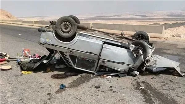 رفع بقايا حادث انقلاب سيارة خاصة على محور 6 أكتوبر