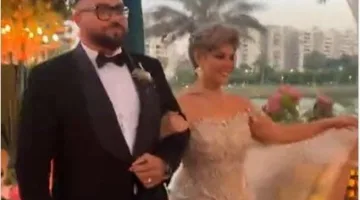 غريب في حفلات الزفاف.. «مفيدة شيحة» تُسلم ابنتها للعريس