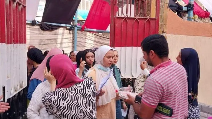 بدء وصول الطلاب إلى مراكز الامتحانات لأداء امتحان اللغة الأجنبية الأولى بدء وصول الطلاب إلى مراكز الامتحانات لأداء امتحان اللغة الأجنبية الأولى