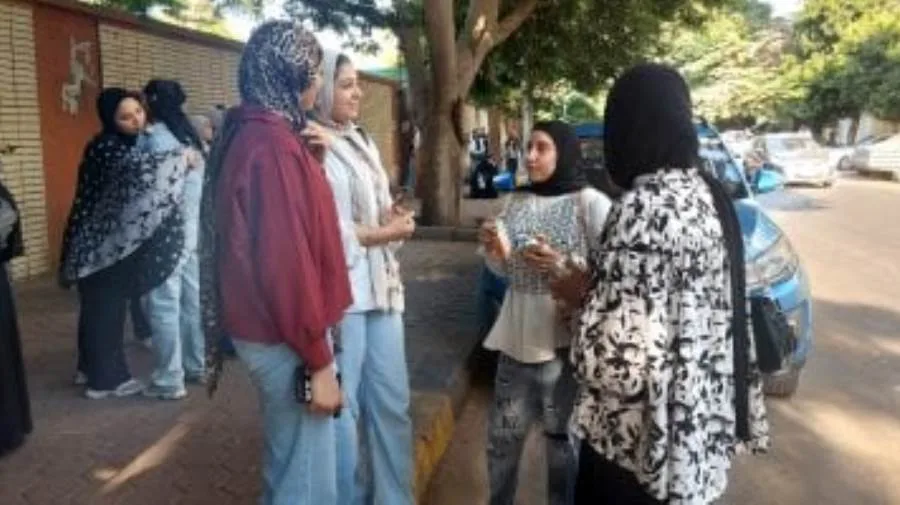 توجه طلاب الثانوية العامة إلى اللجان لاختبار اللغة الأجنبية الأولى توجه طلاب الثانوية العامة إلى اللجان لاختبار اللغة الأجنبية الأولى