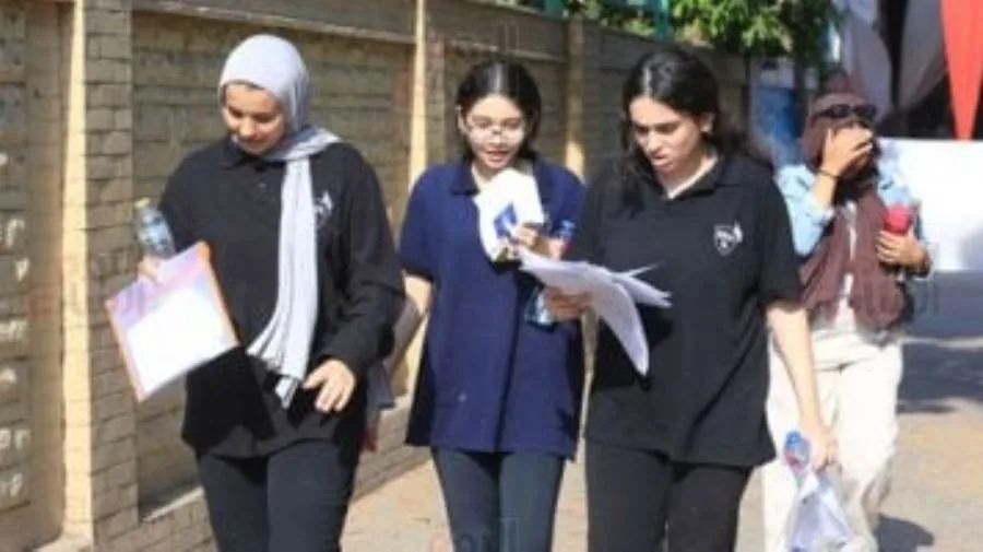طلاب المرحلة الثانوية يخضعون اليوم لاختبار اللغة الأجنبية الأولى. طلاب المرحلة الثانوية يخضعون اليوم لاختبار اللغة الأجنبية الأولى.