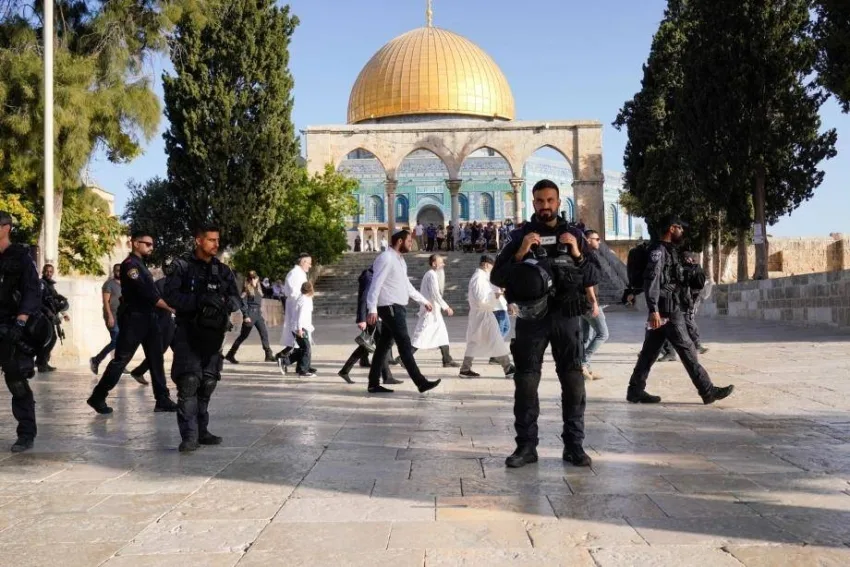 مستوطنون يتسللون إلى المسجد الأقصى تحت حماية القوات المحتلة مستوطنون يتسللون إلى المسجد الأقصى تحت حماية القوات المحتلة