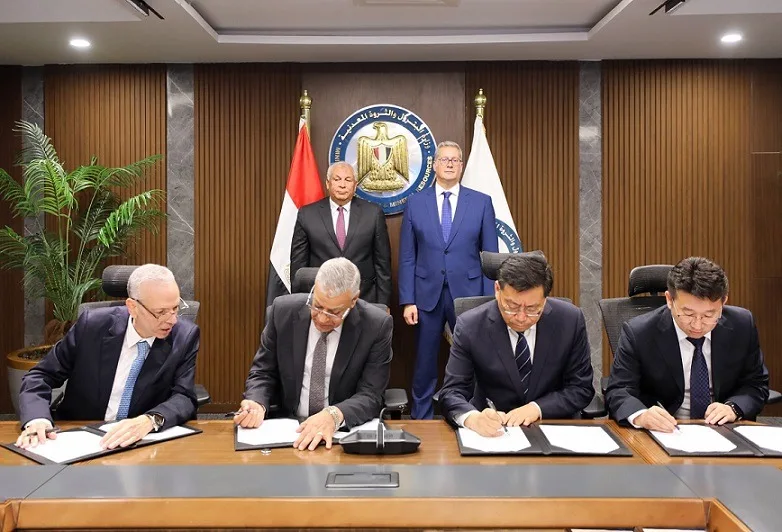توقيع الاتفاقيات النهائية لبدء مشروع مصنع حامض الفسفوريك في الوادي الجديد باستثمارات تبلغ 658 مليون دولار توقيع الاتفاقيات النهائية لبدء مشروع مصنع حامض الفسفوريك في الوادي الجديد باستثمارات تبلغ 658 مليون دولار