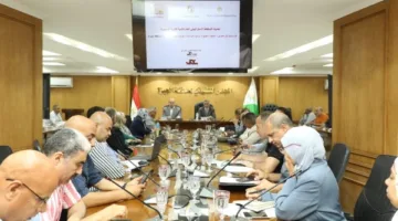 محافظ الجيزة يستعرض سبل تحديث الخطط الاستراتيجية لـ 76 قرية
