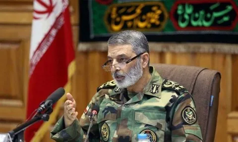 القائد العسكري الإيراني يتناول “مخاوف حقيقية” لدى طهران تجاه التزام إسرائيل بالهدنة، ويشير إلى إمكانية الرد بقوة في حال التعرض لهجوم.