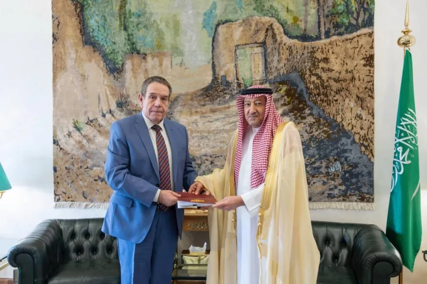 وزير الخارجية receives a written message from his Russian counterpart regarding bilateral relations.