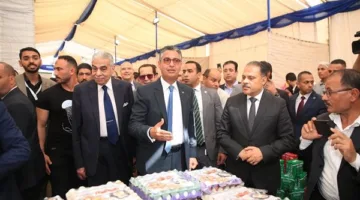 مع خصومات تصل إلى 30%.. وزير التموين يدشن سوق اليوم الواحد في مدينة العاشر من رمضان