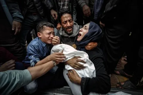 مجازر مستمرة وسقوط دماء بلا انقطاع: 56 شهيدًا من بينهم أطفال ونساء في قصف وإطلاق نار استهدف مناطق مختلفة في قطاع غزة. مجازر مستمرة وسقوط دماء بلا انقطاع: 56 شهيدًا من بينهم أطفال ونساء في قصف وإطلاق نار استهدف مناطق مختلفة في قطاع غزة.