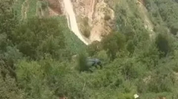 بالفيديو: قائد السيارة يتعرض لإصابة إثر انقلاب المركبة