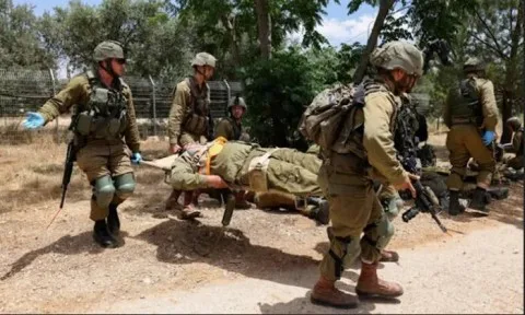 مقتل جندي إسرائيلي يزيد العدد الإجمالي إلى 30 منذ بداية الهجمات على غزة، وإذاعة جيش الاحتلال تشير إلى أنه سقط نتيجة انفجار عبوة ناسفة.