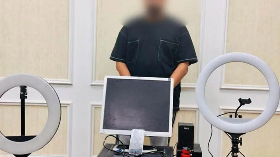 اعتقال منشئ محتوى بسبب تصويره مقاطع غير لائقة ومخالفة للأخلاق العامة عبر وسائل التواصل الاجتماعي. اعتقال منشئ محتوى بسبب تصويره مقاطع غير لائقة ومخالفة للأخلاق العامة عبر وسائل التواصل الاجتماعي.