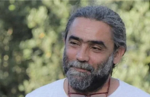 إذا كنتم ثوارًا حقيقيين، فكفوا عن الفوضى وكونوا دعاة للخير والسلام.. المخرج زهير قنوع يتصدى لمزيفي الثورة.